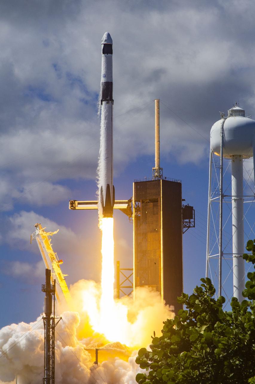 SpaceX’s Falcon 9 rocket, with the Dragon Endurance spacecraft atop, lifts off from NASA’s Kennedy Space Center Launch Complex 39A in Florida on Oct. 5, 2022, on the agency’s SpaceX Crew-5 launch. Inside Endurance are NASA astronauts Nicole Mann, commander; Josh Cassada, pilot; and Mission Specialists Koichi Wakata, of JAXA (Japan Aerospace Exploration Agency), and Roscosmos cosmonaut Anna Kikina. The crew is heading to the International Space Station for a science expedition mission as part of the agency’s Commercial Crew Program. Liftoff occurred at noon EDT. 