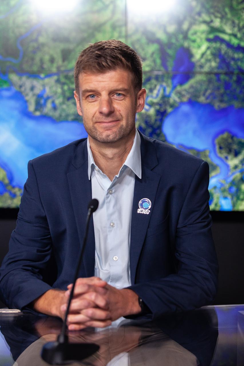 Benjamin Hamlington, research scientist, Sea Level and Ice Group, Jet Propulsion Laboratory, participates in a science briefing held by NASA and the French space agency Centre National d’Études Spatiales (CNES) for the Surface Water and Ocean Topography (SWOT) mission on Dec. 13, 2022, at Vandenberg Space Force Base in California. SWOT is scheduled to launch on a SpaceX Falcon 9 rocket from Space Launch Complex-4 East at Vandenberg on Dec. 15, 2022, at 3:46 a.m. PST. SWOT will be NASA’s first global survey of nearly all water on Earth’s surface. Scientists plan to use its observations to better understand the global water cycle, furnish insight into the ocean’s role in how climate change unfolds, and provide a global inventory of water resources. The SWOT mission is a collaborative effort between NASA and CNES with contributions from the Canadian Space Agency and the UK Space Agency. NASA’s Launch Services Program, based at the agency’s Kennedy Space Center in Florida, is managing the launch service.