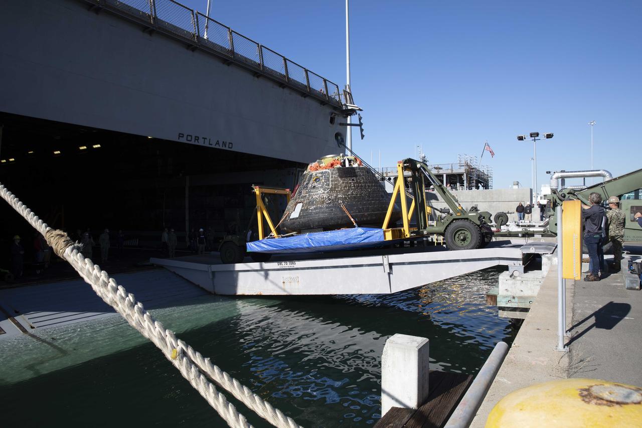 Team members with NASA’s Exploration Ground Systems program successfully removed the Artemis I Orion spacecraft from the USS Portland Dec. 14, after the ship arrived at U.S. Naval Base San Diego.