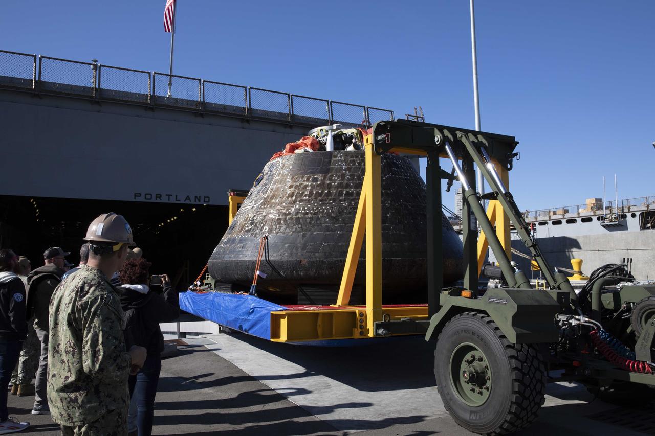 Team members with NASA’s Exploration Ground Systems program successfully removed the Artemis I Orion spacecraft from the USS Portland Dec. 14, after the ship arrived at U.S. Naval Base San Diego.