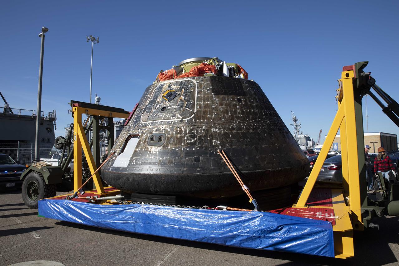 Team members with NASA’s Exploration Ground Systems program successfully removed the Artemis I Orion spacecraft from the USS Portland Dec. 14, after the ship arrived at U.S. Naval Base San Diego.