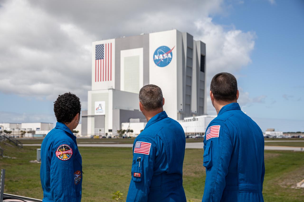 From left, NASA astronauts Jessica Watkins, Bob Hines, and Kjell Lindgren pause to look at the Vehicle Assembly Building at NASA’s Kennedy Space Center during a visit to the Florida spaceport on March 22, 2023. The astronauts visited Kennedy to thank employees for supporting NASA’s SpaceX Crew-4 launch. Watkins, Hines, and Lindgren, along with ESA (European Space Agency) astronaut Samantha Cristoforetti, launched to the International Space Station aboard a SpaceX Crew Dragon spacecraft on April 27, 2022, from Kennedy’s Launch Complex 39A. The crew remained at the orbiting laboratory for approximately six months, conducting critical science as part of the fourth crew rotation mission for NASA’s Commercial Crew Program.