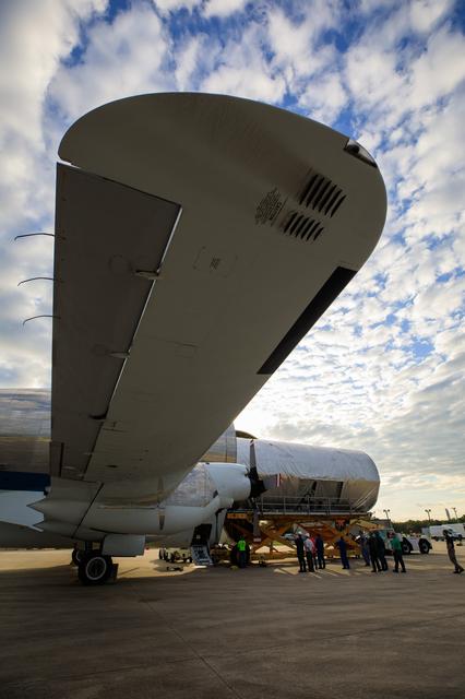NASA image: MPLM Transfer to Super Guppy