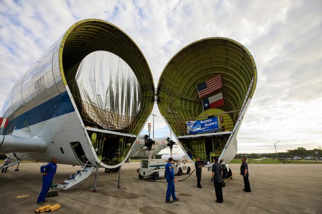 NASA image: MPLM Transfer to Super Guppy