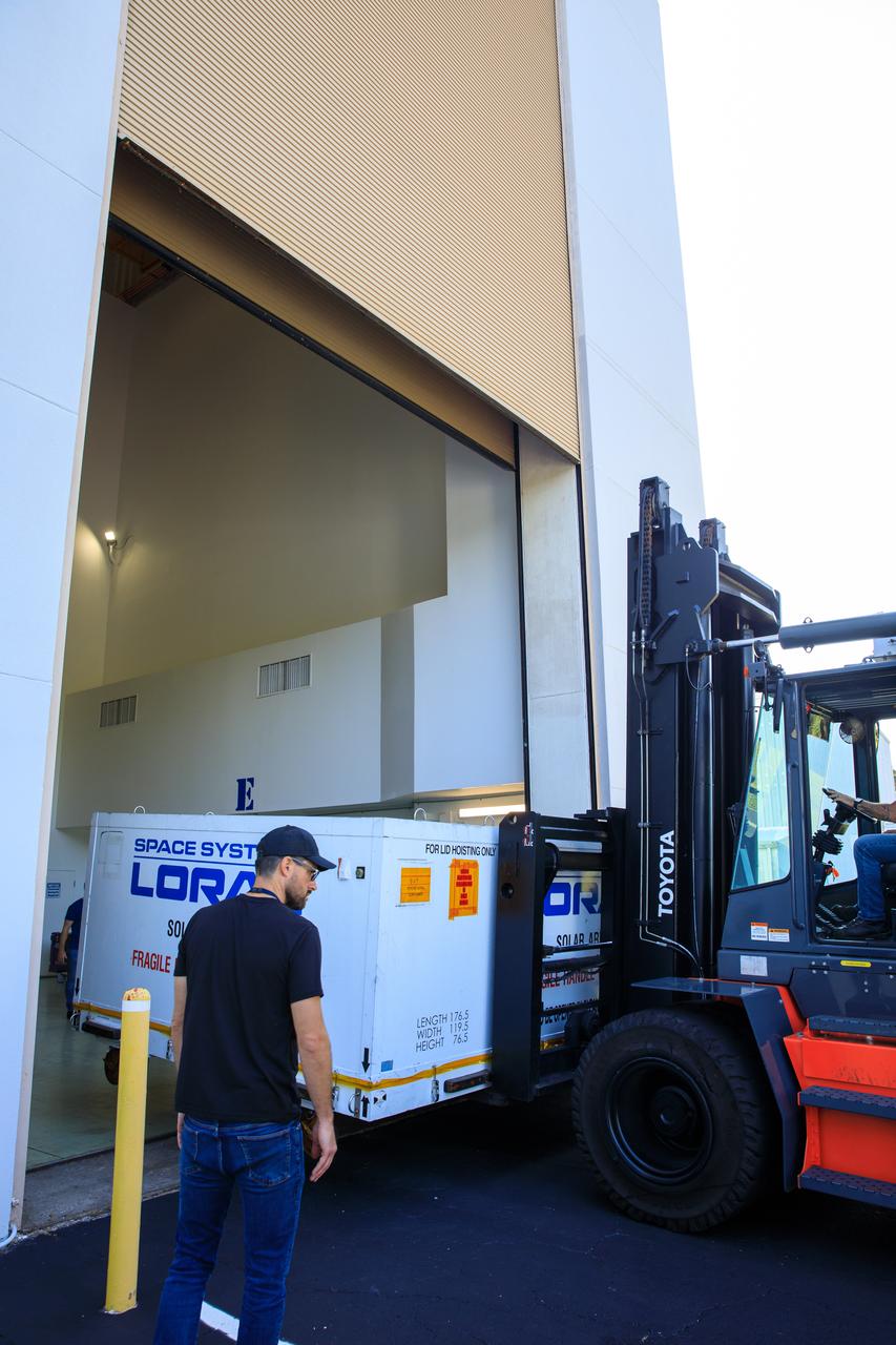 The transport carrier containing the twin solar arrays for NASA’s Psyche spacecraft is transferred into the Astrotech Space Operations Facility near the agency’s Kennedy Space Center in Florida on July 15, 2023. The solar arrays were shipped from Maxar Technologies, in San Jose, California. They are part of the solar electric propulsion system, provided by Maxar, that will power the spacecraft on its journey to explore a metal-rich asteroid. Psyche will launch atop a SpaceX Falcon Heavy rocket from Launch Complex 39A at Kennedy. Launch is targeted for Oct. 5, 2023. Riding with Psyche is a pioneering technology demonstration, NASA’s Deep Space Optical Communications (DSOC) experiment. 