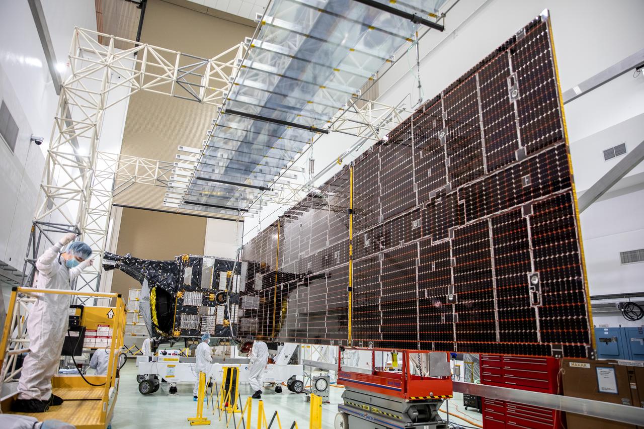 The first of two solar arrays for NASA’s Psyche spacecraft has been extended inside the Astrotech Space Operations Facility near the agency’s Kennedy Space Center in Florida on July 20, 2023. Technicians are preparing to integrate the solar arrays to the Psyche spacecraft. The solar arrays were shipped from Maxar Technologies, in San Jose, California. They are part of the solar electric propulsion system, provided by Maxar, that will power the spacecraft on its journey to explore a metal-rich asteroid. Psyche will launch atop a SpaceX Falcon Heavy rocket from Launch Complex 39A at Kennedy. Launch is targeted for Oct. 5, 2023. Riding with Psyche is a pioneering technology demonstration, NASA’s Deep Space Optical Communications (DSOC) experiment. 