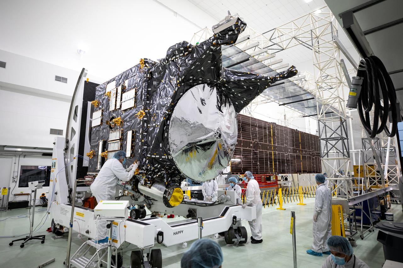 The first of two solar arrays for NASA’s Psyche spacecraft has been extended inside the Astrotech Space Operations Facility near the agency’s Kennedy Space Center in Florida on July 20, 2023. Technicians are preparing to integrate the solar arrays to the Psyche spacecraft. The solar arrays were shipped from Maxar Technologies, in San Jose, California. They are part of the solar electric propulsion system, provided by Maxar, that will power the spacecraft on its journey to explore a metal-rich asteroid. Psyche will launch atop a SpaceX Falcon Heavy rocket from Launch Complex 39A at Kennedy. Launch is targeted for Oct. 5, 2023. Riding with Psyche is a pioneering technology demonstration, NASA’s Deep Space Optical Communications (DSOC) experiment. 