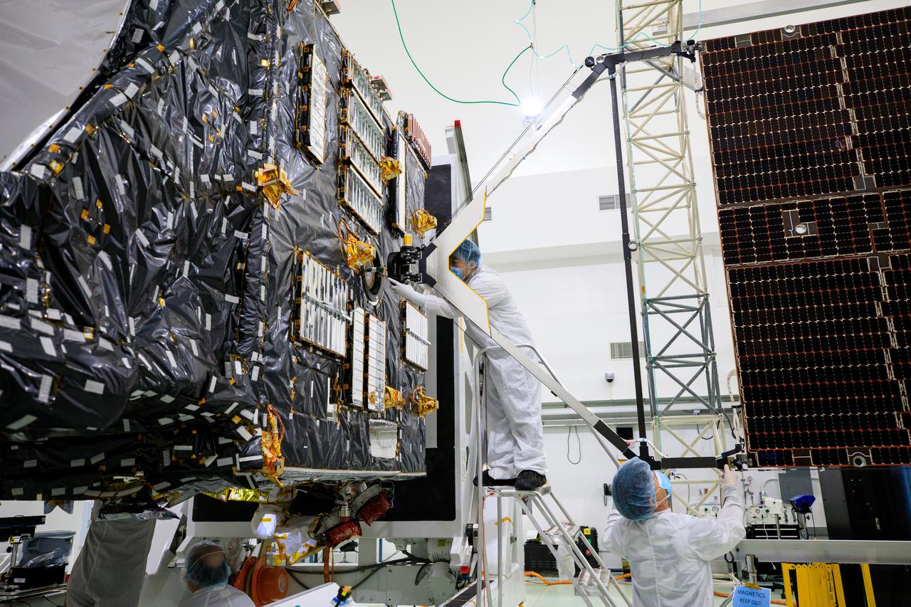 Team members prepare to integrate the second of two solar arrays with the agency’s Psyche spacecraft inside the Astrotech Space Operations Facility near the agency’s Kennedy Space Center in Florida on July 24, 2023. The solar arrays were shipped from Maxar Technologies, in San Jose, California. They are part of the solar electric propulsion system, provided by Maxar, that will power the spacecraft on its journey to explore a metal-rich asteroid. Psyche will launch atop a SpaceX Falcon Heavy rocket from Launch Complex 39A at Kennedy. Launch is targeted for Oct. 5, 2023. Riding with Psyche is a pioneering technology demonstration, NASA’s Deep Space Optical Communications (DSOC) experiment
