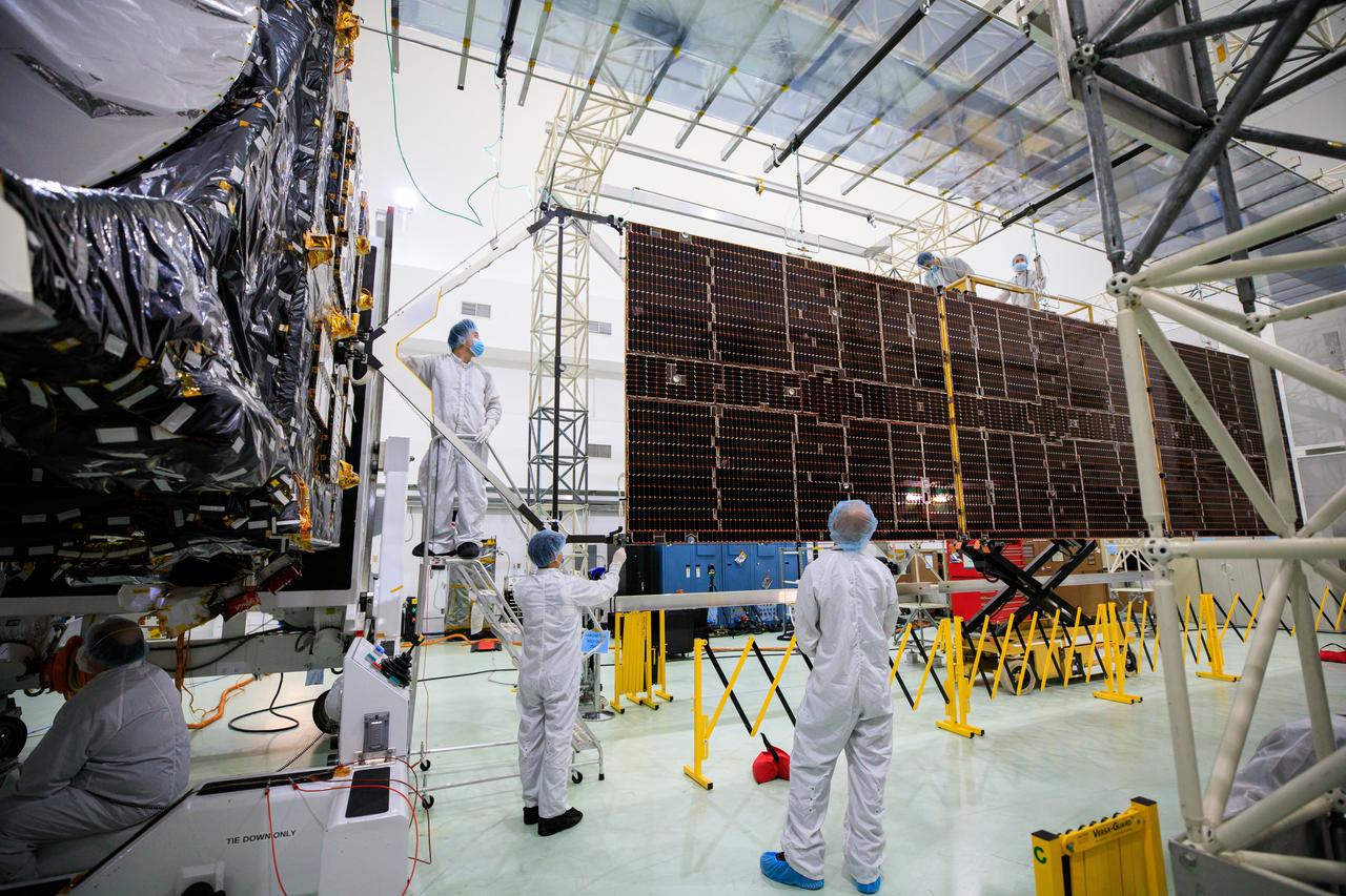 Team members prepare to integrate the second of two solar arrays with the agency’s Psyche spacecraft inside the Astrotech Space Operations Facility near the agency’s Kennedy Space Center in Florida on July 24, 2023. The solar arrays were shipped from Maxar Technologies, in San Jose, California. They are part of the solar electric propulsion system, provided by Maxar, that will power the spacecraft on its journey to explore a metal-rich asteroid. Psyche will launch atop a SpaceX Falcon Heavy rocket from Launch Complex 39A at Kennedy. Launch is targeted for Oct. 5, 2023. Riding with Psyche is a pioneering technology demonstration, NASA’s Deep Space Optical Communications (DSOC) experiment. 