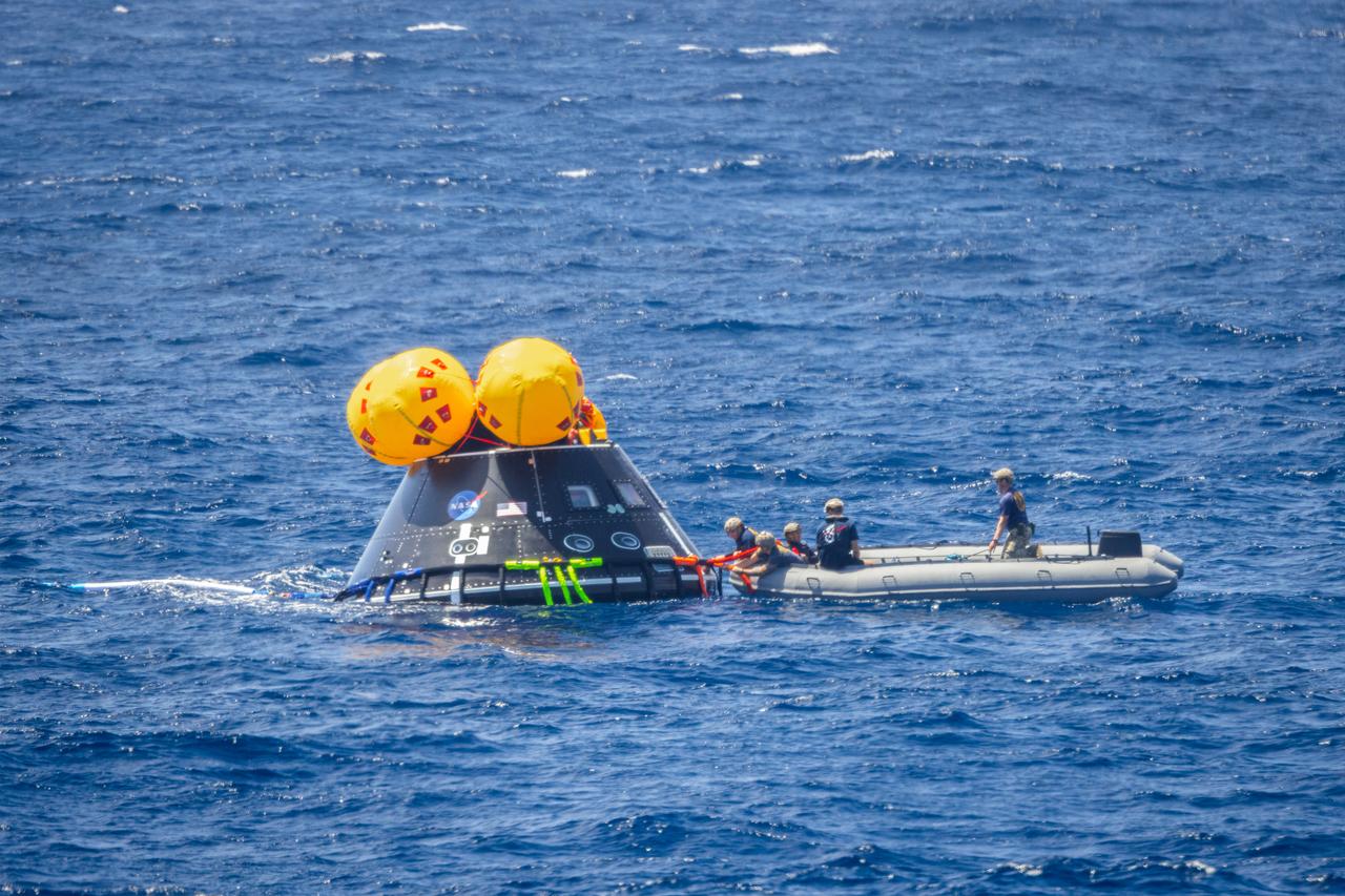 Navy divers from Explosive Ordnance Disposal (EOD) Expeditionary Support Unit 1 work to secure the Orion Crew Module Test Article (CMTA) in the Pacific Ocean as part of NASA’s Underway Recovery Test 10 (URT-10). The divers are trained in open water and small boat procedures and will be the team to help Artemis astronauts exit the Orion spacecraft and make it safely to the recovery ship after splashdown in addition to preparing the spacecraft to be transported back inside the recovery ship. 