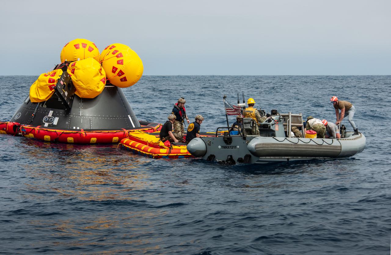 Navy divers from Explosive Ordnance Disposal (EOD) Expeditionary Support Unit 1 work to secure the Orion Crew Module Test Article (CMTA) in the Pacific Ocean as part of NASA’s Underway Recovery Test 10 (URT-10). The divers are trained in open water and small boat procedures and will be the team to help Artemis astronauts exit the Orion spacecraft and make it safely to the recovery ship after splashdown in addition to preparing the spacecraft to be transported back inside the recovery ship. 