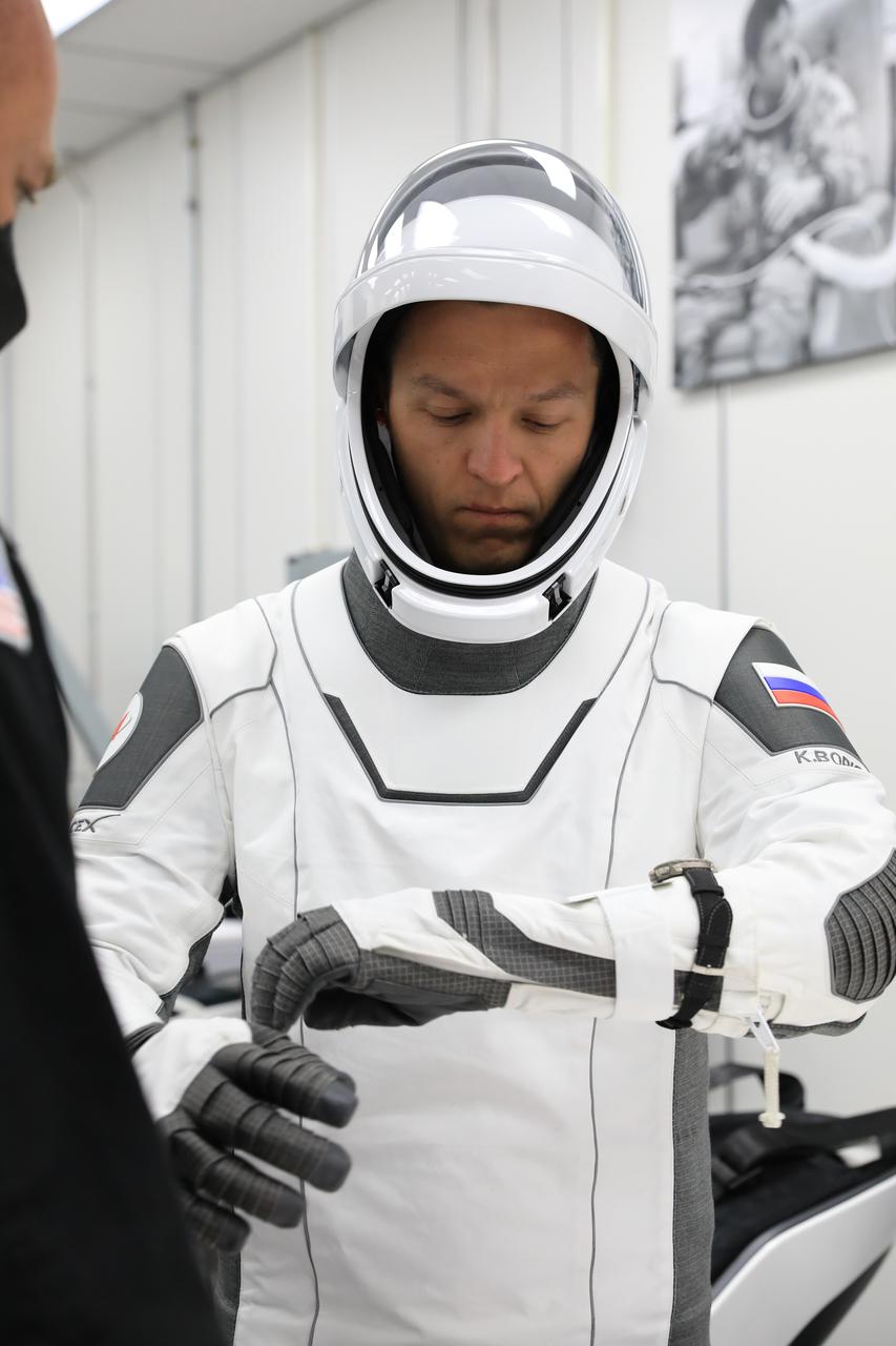 Roscosmos cosmonaut Konstantin Borisov is photographed on Tuesday, Aug. 22, 2023, in a SpaceX spacesuit inside the crew suit-up room in the Neil A. Armstrong Operations and Checkout Building at NASA’s Kennedy Space Center in Florida during a countdown dress rehearsal. The Crew-7 crew will launch to the International Space Station aboard SpaceX’s Dragon spacecraft and Falcon 9 rocket. Launch is targeted for 3:49 a.m. EDT Friday, Aug. 25, 2023, from Kennedy’s Launch Complex 39A. Crew-7 is the seventh crew rotation mission with SpaceX to the station, and the eighth flight of Dragon with people as part of the agency’s Commercial Crew Program.