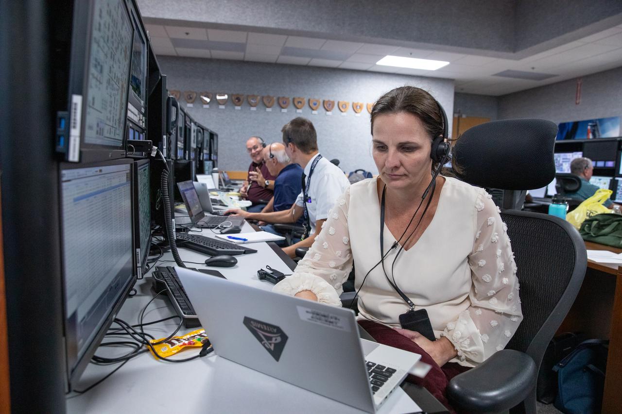 Members of the Artemis II launch team, including personnel with NASA’s Exploration Ground Systems and contractor Jacobs, monitor activities during the Artemis II terminal countdown simulation inside Firing Room 1 in the Launch Control Center at NASA’s Kennedy Space Center in Florida on Monday, Sept. 11, 2023. This is part of a series of simulations to help the team prepare for the launch of Artemis II, the first mission with astronauts under Artemis that will test and check out all of the Orion spacecraft’s systems needed for future crewed missions.