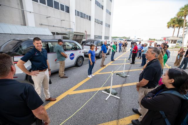 NASA image: Artemis II Crew Viewing CTVs at O&C