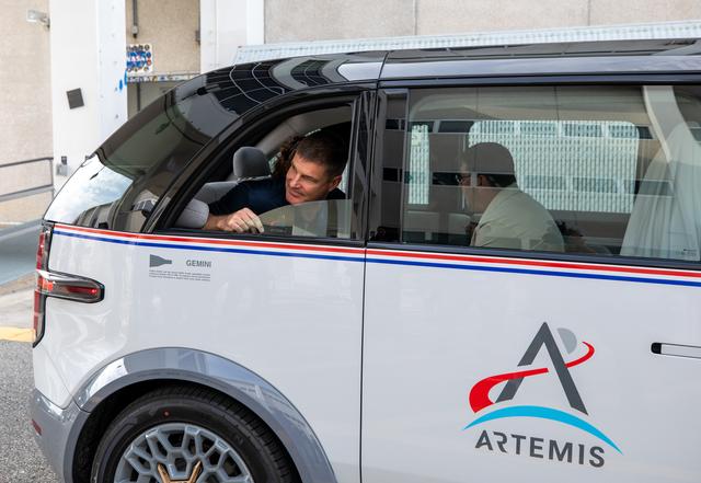 NASA image: Artemis II Crew Viewing CTVs at O&C
