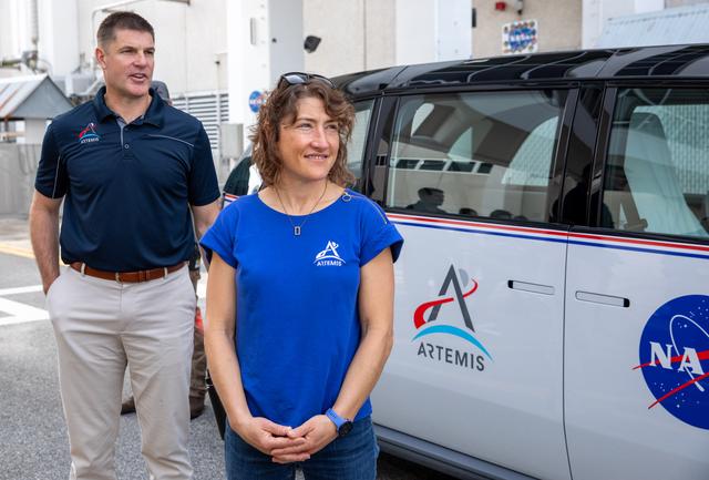 NASA image: Artemis II Crew Viewing CTVs at O&C