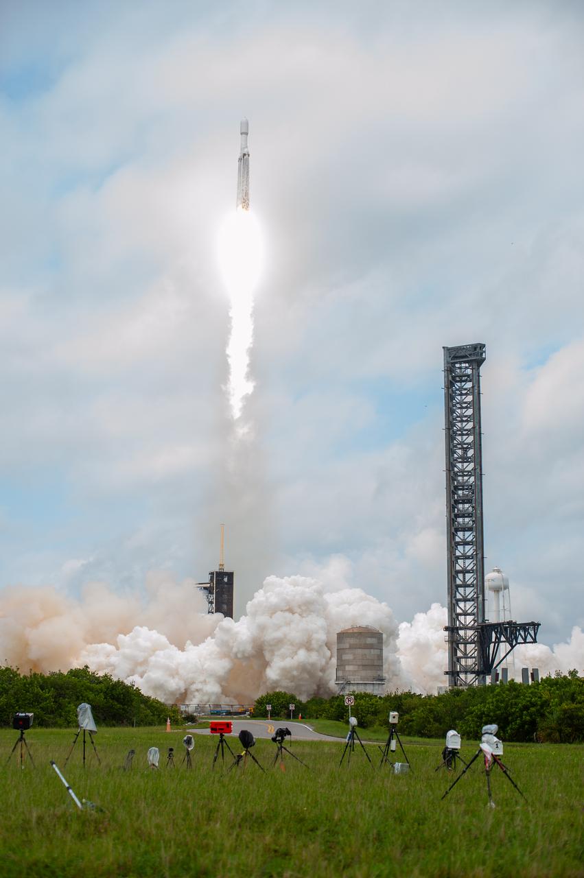 NASA’s Psyche spacecraft, atop a SpaceX Falcon Heavy rocket, soars into the sky after lifting off from Kennedy Space Center’s historic Launch Complex 39A in Florida at 10:19 a.m. EDT on Friday, Oct. 13, 2023. Psyche will travel to a metal-rich asteroid by the same name orbiting the Sun between Mars and Jupiter to study it’s composition. The spacecraft also carries the agency’s Deep Space Optical Communications technology demonstration, which will test laser communications beyond the Moon.
