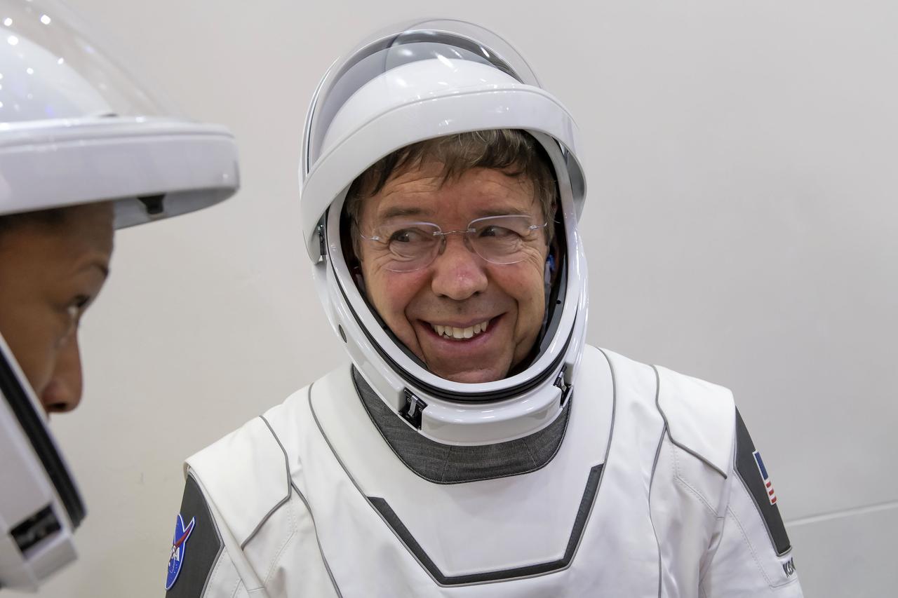 NASA astronaut Michael Barratt, pilot of NASA’s SpaceX Crew-8 mission, is suited up to participate in a Crew Equipment Interface Test (CEIT) at Cape Canaveral Space Force Station in Florida on Friday, Jan. 12, 2024. During the CEIT, the astronauts practice launch and docking in a high-fidelity simulator and getting into position inside SpaceX’s Dragon capsule. As part of the agency’s Commercial Crew Program, Crew-8 marks the ninth human spaceflight mission supported by a SpaceX Dragon spacecraft and the eighth crew rotation mission to International Space Station. Crew-8 will launch on a SpaceX Falcon 9 rocket from Launch Complex 39A at NASA’s Kennedy Space Center in Florida no earlier than mid-February 2024.