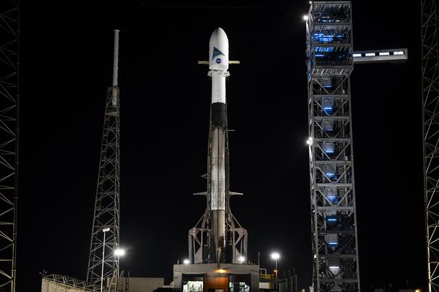 NASA image: SpaceX PACE Vertical at SLC-40