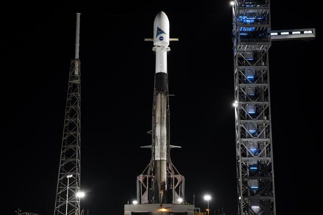 NASA image: SpaceX PACE Vertical at SLC-40