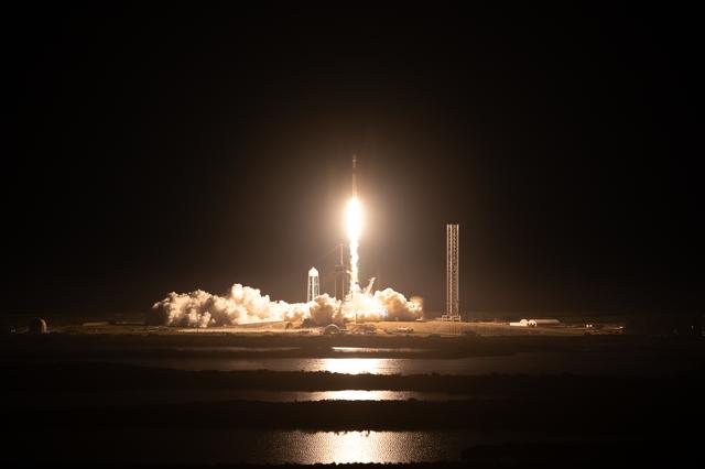 NASA image: NASA/SpaceX CLPS IM-1 Launch