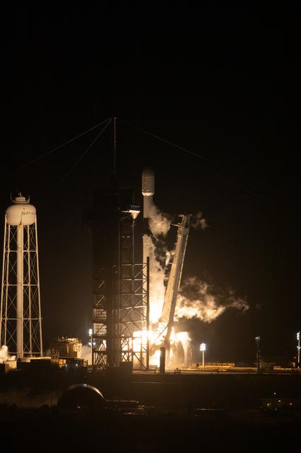 NASA image: NASA/SpaceX CLPS IM-1 Launch