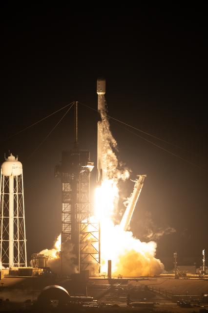 NASA image: NASA/SpaceX CLPS IM-1 Launch