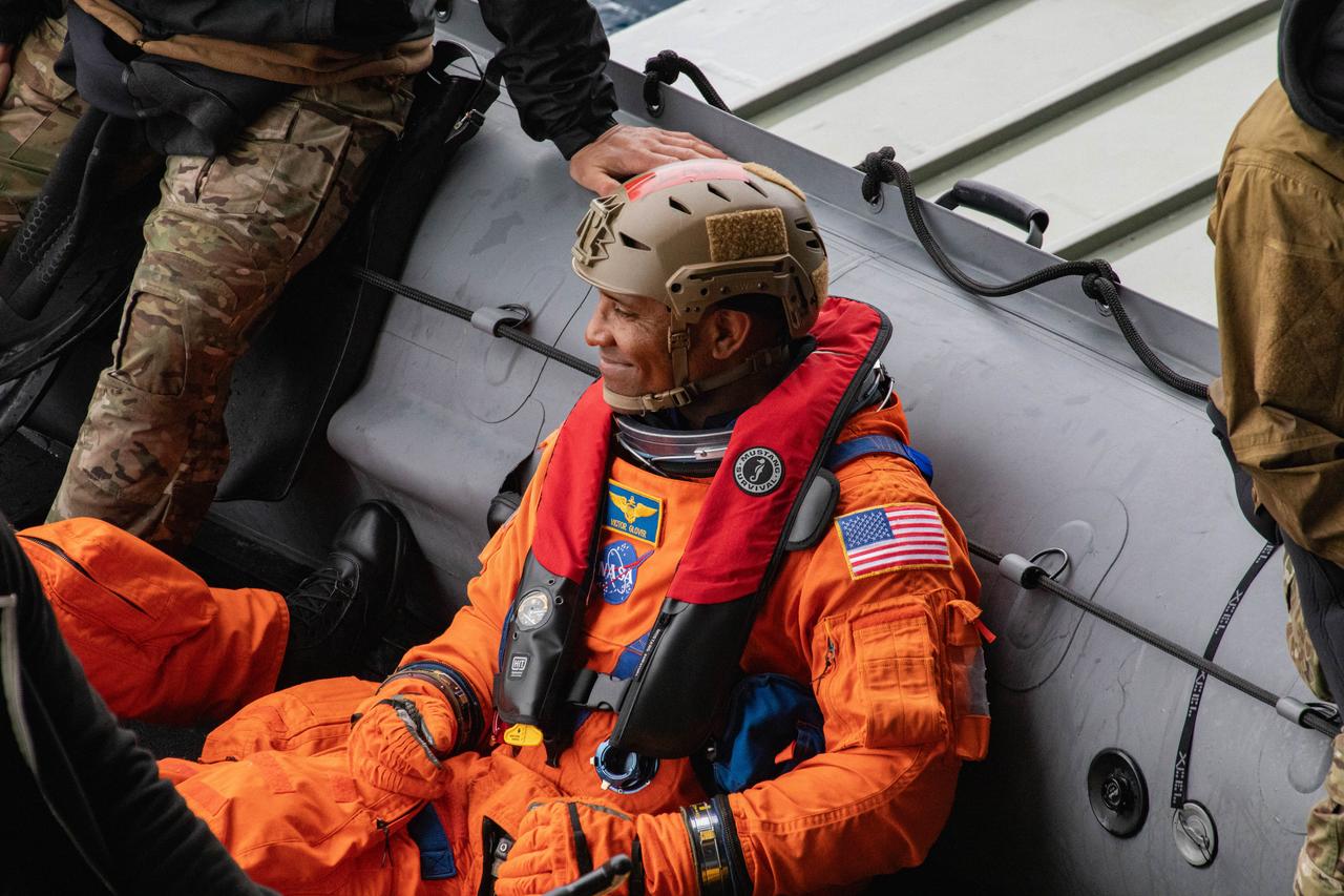 Artemis II crew member NASA astronaut Victor Glover joins NASA’s Exploration Ground System’s Landing and Recovery team and partners from the Department of Defense aboard the USS San Diego practicing recovery procedures using the Crew Module Test Article, during Underway Recovery Test 11 (URT-11) off the coast of San Diego, California on Sunday, Feb. 25, 2024. URT-11 is the eleventh in a series of Artemis recovery tests, and the first time NASA and its partners put their Artemis II recovery procedures to the test with the astronauts.
