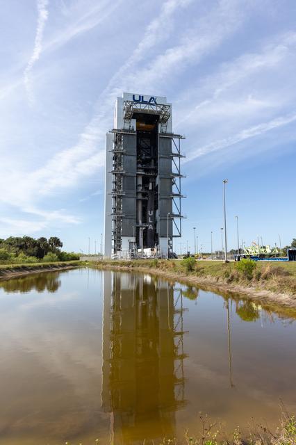 NASA image: Boeing CFT Starliner Lift and Mate