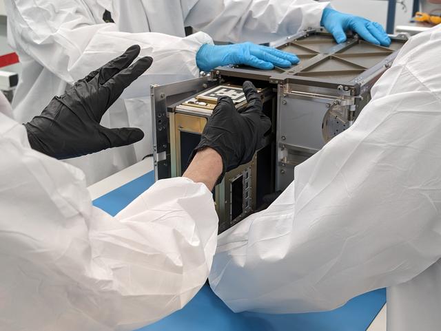 NASA image: Firefly Demo-2 Payload Processing