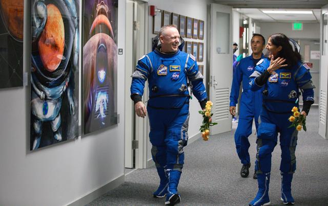 NASA Boeing CFT Astronaut Suit-Up
