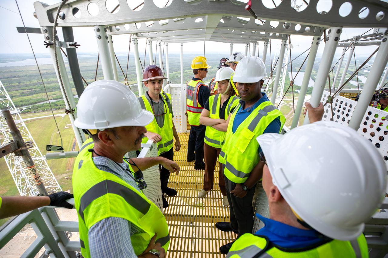 Teams with NASA’s Exploration Ground Systems Program, as well as NASA’s pad rescue team, conduct training inside the Artemis emergency egress baskets at Launch Pad 39B as part of the Artemis emergency egress demonstration training at the agency’s Kennedy Space Center in Florida on Thursday, Aug. 8, 2024. The baskets, similar to gondolas on ski lifts, are used in the case of a pad abort emergency to enable astronauts and other pad personnel a way to quickly escape away from the mobile launcher to the base of the pad and where waiting emergency transport vehicles will then drive them away. 