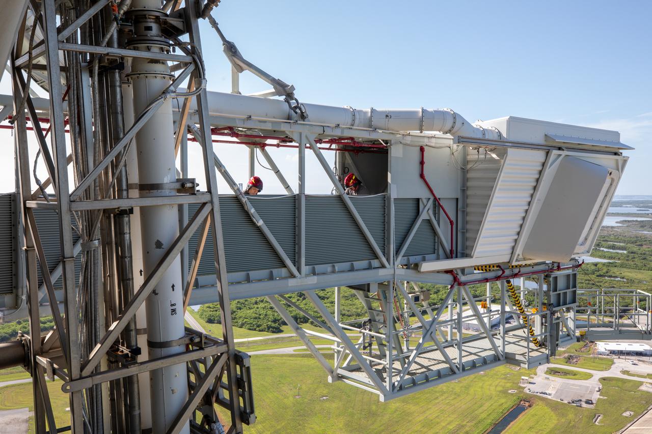 Teams at NASA’s Kennedy Space Center in Florida practice the Artemis mission emergency escape or egress procedures during a series of integrated system verification and validation tests at Launch Pad 39B on Sunday, Aug. 11, 2024. Members of the closeout crew, pad rescue team and the Exploration Ground Systems Program practiced walking to the crew access arm and getting inside and out of the emergency egress baskets. While the crew and other personnel will ride the emergency egress baskets to the terminus area in a real emergency, no one rode the baskets for this test. Instead, teams tested the baskets during separate occasions by using water tanks filled to different levels to replicate simulate the weight of passengers. 