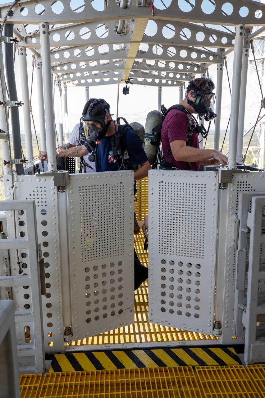 Teams at NASA’s Kennedy Space Center in Florida practice the Artemis mission emergency escape or egress procedures during a series of integrated system verification and validation tests at Launch Pad 39B on Sunday, Aug. 11, 2024. Members of the closeout crew, pad rescue team and the Exploration Ground Systems Program practiced the process of getting inside and out of the emergency egress baskets. While the crew and other personnel will ride the emergency egress baskets to the terminus area in a real emergency, no one rode the baskets for this test. Instead, teams tested the baskets during separate occasions by using water tanks filled to different levels to replicate simulate the weight of passengers. 