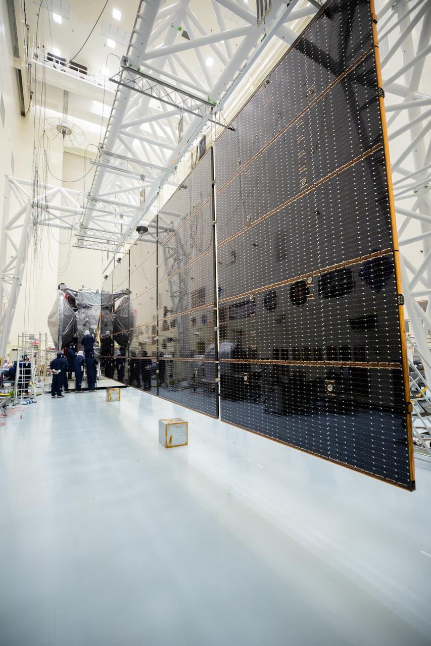 Technicians align, install, and then extend the second set of solar arrays, measuring 46.5 feet (14.2 meters) long and about 13.5 feet (4.1 meters) high, for NASA’s Europa Clipper spacecraft inside the agency’s Payload Hazardous Servicing Facility at Kennedy Space Center in Florida on Thursday, Aug. 15, 2024. The huge arrays – spanning more than 100 feet when fully deployed, or about the length of a basketball court – will collect sunlight to power the spacecraft as it flies multiple times around Jupiter’s icy moon, Europa, conducting science investigations to determine its potential to support life.