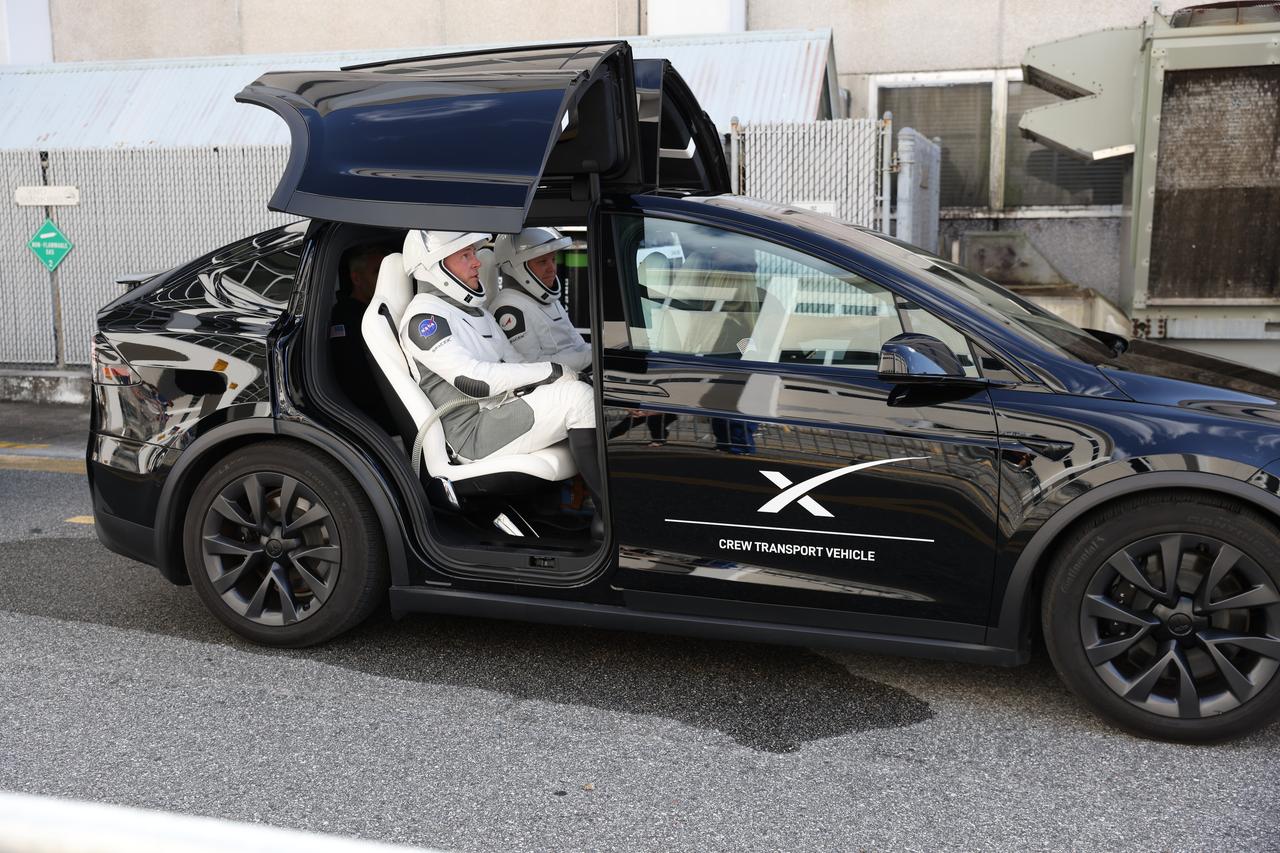 NASA’s SpaceX Crew-9 crew members, NASA astronaut Nick Hague (left) and Roscosmos cosmonaut Aleksandr Gorbunov, participate in a countdown dress rehearsal inside the Neil A. Armstrong Operations and Checkout Building at the agency’s Kennedy Space Center in Florida on Tuesday, Sept. 24, 2024, to prepare for the upcoming Crew-9 launch. Hague and Gorbunov will launch to the International Space Station aboard SpaceX’s Dragon spacecraft and Falcon 9 rocket. Launch is targeted for 1:17 p.m. EDT Saturday, Sept. 28, 2024, from Space Launch Complex-40 at Cape Canaveral Space Force Station in Florida. Crew-9 is the ninth crew rotation mission with SpaceX to the space station as part of the agency’s Commercial Crew Program.