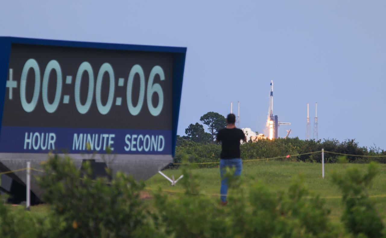 A SpaceX Falcon 9 rocket carrying the company's Dragon spacecraft lifts off on NASA’s SpaceX Crew-9 mission to the International Space Station with NASA astronaut Nick Hague and Roscosmos cosmonaut Aleksandr Gorbunov aboard Saturday, Sept. 28, 2024, from Space Launch Complex-40 at Cape Canaveral Space Force Station in Florida.  Crew-9 is the ninth crew rotation mission of the SpaceX Dragon spacecraft and Falcon 9 rocket to the space station as part of the agency’s Commercial Crew Program. Hague and Gorbunov launched at 1:17 p.m. EDT to begin a mission aboard the orbital outpost lasting about five months.
