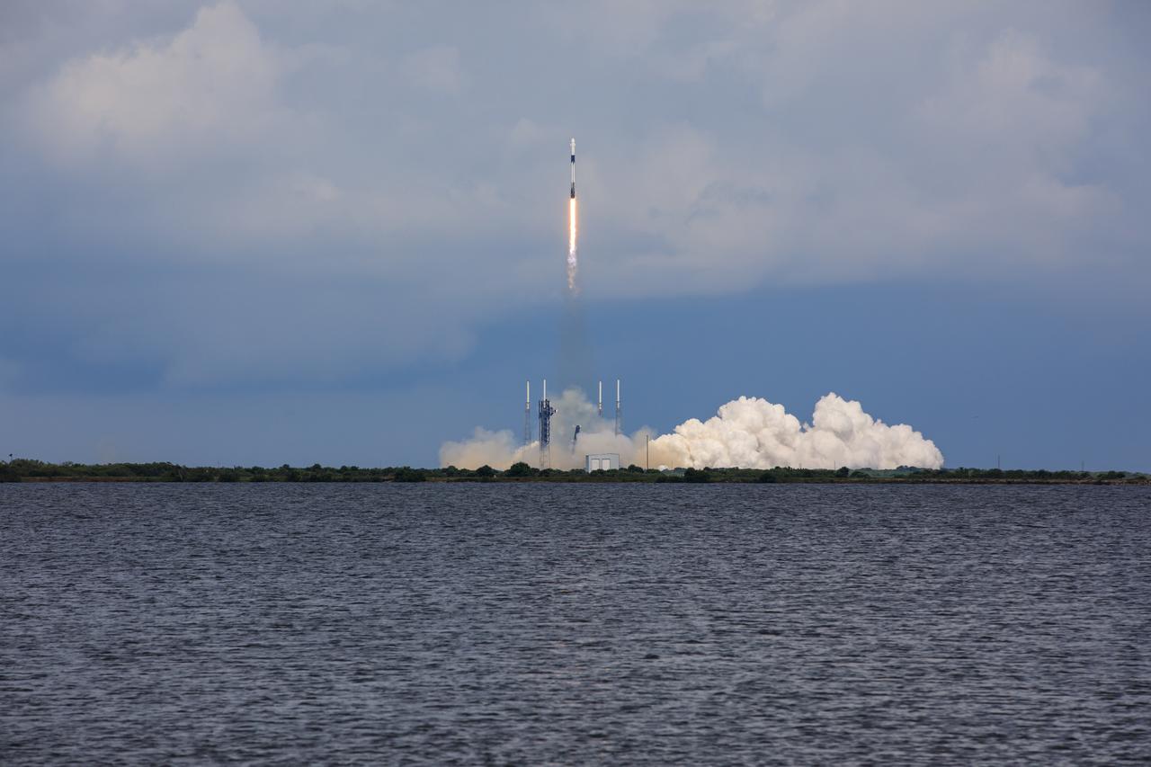 A SpaceX Falcon 9 rocket carrying the company's Dragon spacecraft lifts off on NASA’s SpaceX Crew-9 mission to the International Space Station with NASA astronaut Nick Hague and Roscosmos cosmonaut Aleksandr Gorbunov aboard Saturday, Sept. 28, 2024, from Space Launch Complex-40 at Cape Canaveral Space Force Station in Florida.  Crew-9 is the ninth crew rotation mission of the SpaceX Dragon spacecraft and Falcon 9 rocket to the space station as part of the agency’s Commercial Crew Program. Hague and Gorbunov launched at 1:17 p.m. EDT to begin a mission aboard the orbital outpost lasting about five months.