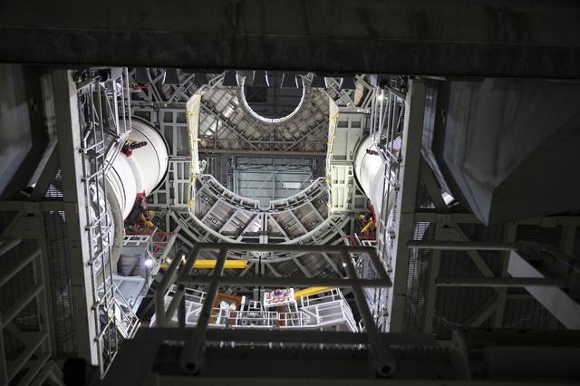 Artemis II Stacking - Booster Segment on ML