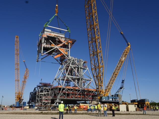 NASA image: Module 4 Lift onto Mobile Launcher 2