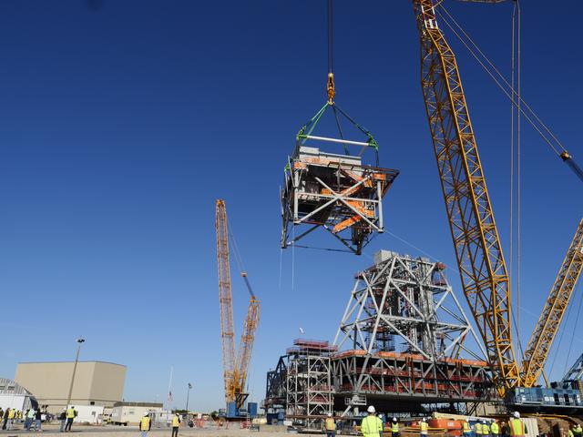 NASA image: Module 4 Lift onto Mobile Launcher 2