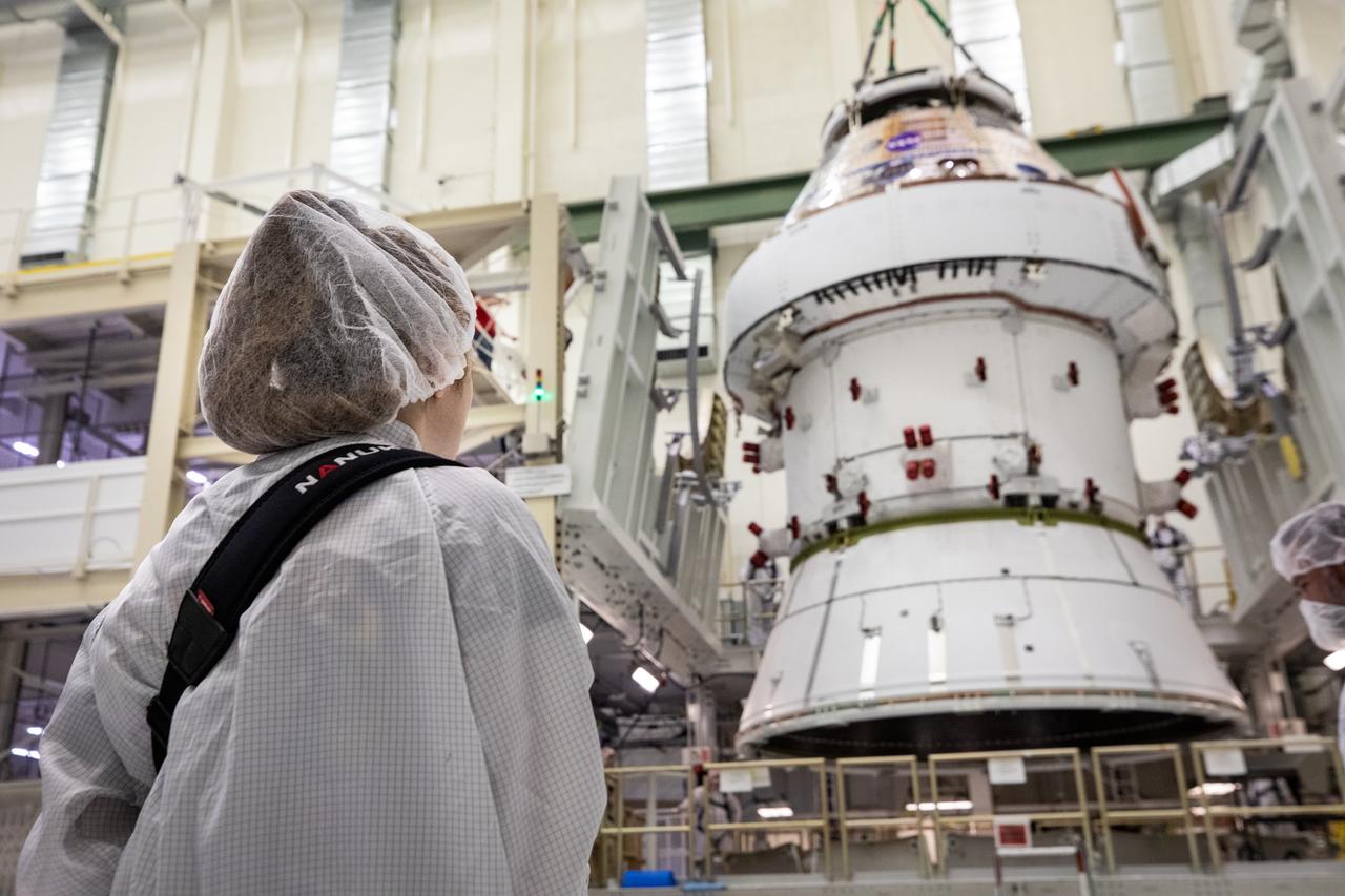 Rebekah Tolatovicz, a technician with Lockheed Martin, operates a 30-ton crane to move NASA’s Artemis II Orion spacecraft out of the Final Assembly and System Testing cell inside the Neil A. Operations and Checkout Building at NASA’s Kennedy Space Center in Florida on Saturday, Feb. 22, 2025. The move prepares for the upcoming installation of four solar array wings and spacecraft adapter jettison fairings for the agency’s first crewed flight test under the Artemis campaign.