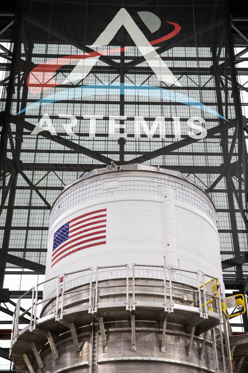 The upper stage for NASA’s Artemis II SLS (Space Launch System) rocket sits in the transfer aisle of the Vehicle Assembly Building at NASA’s Kennedy Space Center in Florida on Wednesday, April 16, 2025, after teams with the agency’s Exploration Ground Systems Program transported the four-story propulsion system from the spaceport’s Multi-Payload Processing Facility (MPPF). Technicians fueled the SLS upper stage, known as the interim cryogenic propulsion stage, with hydrazine for its reaction control system at the MPPF and will now integrate the four-story propulsion system with SLS rocket elements atop mobile launcher 1.