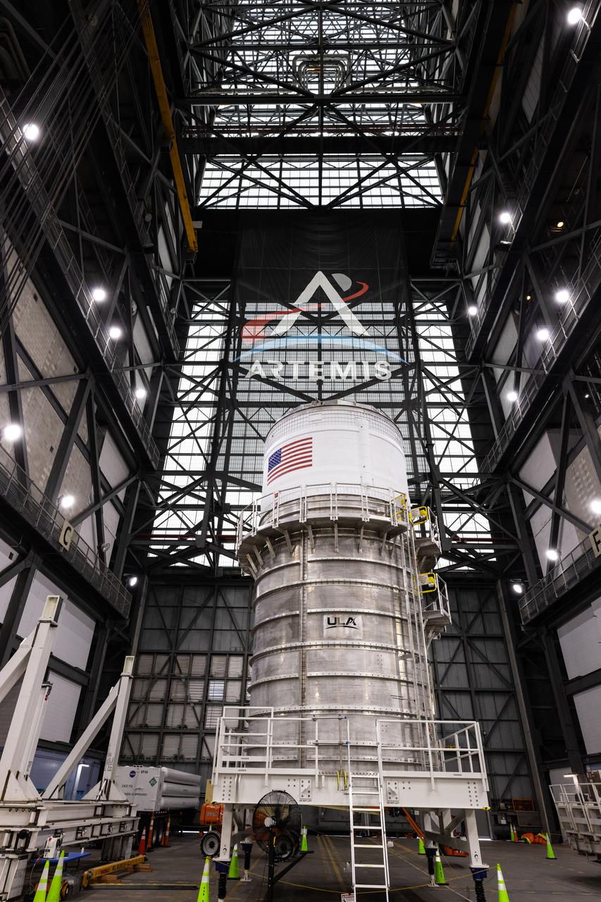 The upper stage for NASA’s Artemis II SLS (Space Launch System) rocket sits in the transfer aisle of the Vehicle Assembly Building at NASA’s Kennedy Space Center in Florida on Wednesday, April 16, 2025, after teams with the agency’s Exploration Ground Systems Program transported the four-story propulsion system from the spaceport’s Multi-Payload Processing Facility (MPPF). Technicians fueled the SLS upper stage, known as the interim cryogenic propulsion stage, with hydrazine for its reaction control system at the MPPF and will now integrate the four-story propulsion system with SLS rocket elements atop mobile launcher 1.