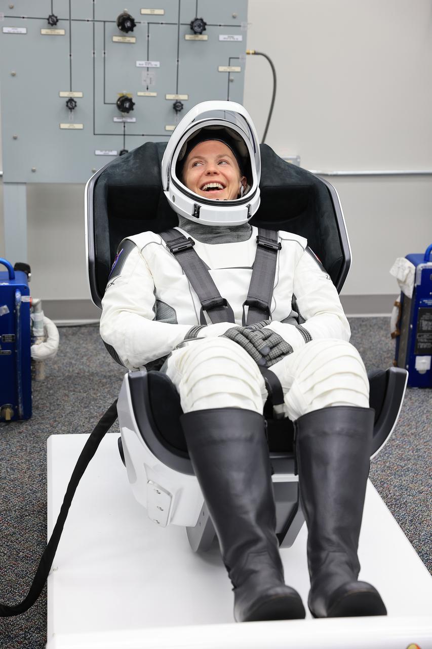 NASA astronaut Zena Cardman flashes a smile during leak checks for her SpaceX spacesuit inside the crew suit-up room in the Neil A. Armstrong Operations and Checkout Building at the agency’s Kennedy Space Center in Florida on Thursday, July 31, 2025, during its first attempt of NASA’s SpaceX Crew-11 mission to the International Space Station. Cardman and fellow NASA astronaut Mike Fincke, along with JAXA (Japan Aerospace Exploration Agency) astronaut Kimiya Yui and Roscosmos cosmonaut Oleg Platonov, are scheduled to lift off aboard SpaceX’s Dragon spacecraft and Falcon 9 rocket for its second attempt at 11:43 a.m. EDT Friday, Aug. 1, 2025, from Launch Complex 39A at NASA Kennedy.
