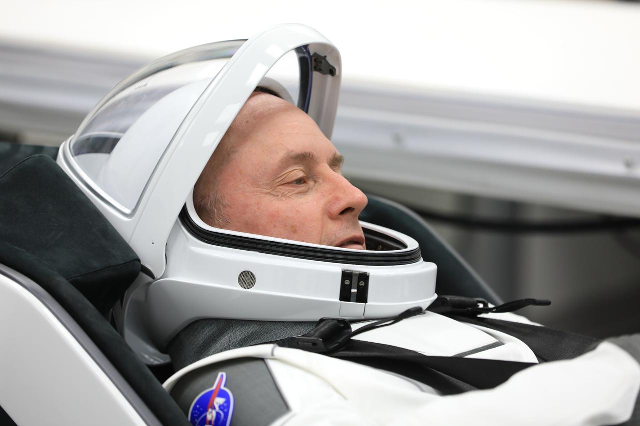 NASA astronaut Mike Fincke conducts leak checks for his SpaceX spacesuit inside the crew suit-up room in the Neil A. Armstrong Operations and Checkout Building at the agency’s Kennedy Space Center in Florida on Thursday, July 31, 2025, during the first attempt of NASA’s SpaceX Crew-11 mission to the International Space Station. Fincke and fellow NASA astronaut Zena Cardman, along with JAXA (Japan Aerospace Exploration Agency) astronaut Kimiya Yui and Roscosmos cosmonaut Oleg Platonov, are scheduled to lift off aboard SpaceX’s Dragon spacecraft and Falcon 9 rocket for its second attempt at 11:45 a.m. EDT Friday, Aug. 1, 2025, from Launch Complex 39A at NASA Kennedy.