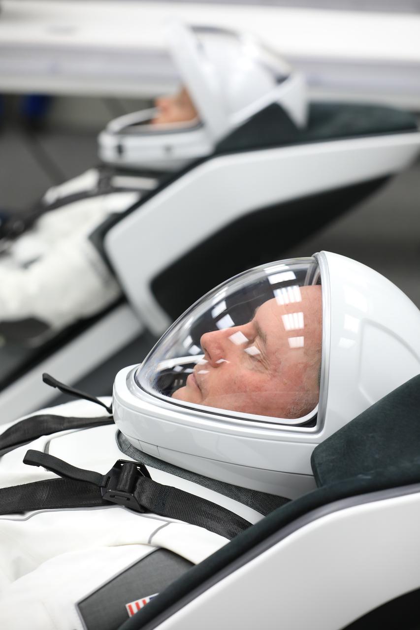 NASA astronaut Mike Fincke conducts leak checks for his SpaceX spacesuit inside the crew suit-up room in the Neil A. Armstrong Operations and Checkout Building at the agency’s Kennedy Space Center in Florida on Thursday, July 31, 2025, during the first attempt of NASA’s SpaceX Crew-11 mission to the International Space Station. Fincke and fellow NASA astronaut Zena Cardman, along with JAXA (Japan Aerospace Exploration Agency) astronaut Kimiya Yui and Roscosmos cosmonaut Oleg Platonov, are scheduled to lift off aboard SpaceX’s Dragon spacecraft and Falcon 9 rocket for its second attempt at 11:45 a.m. EDT Friday, Aug. 1, 2025, from Launch Complex 39A at NASA Kennedy.