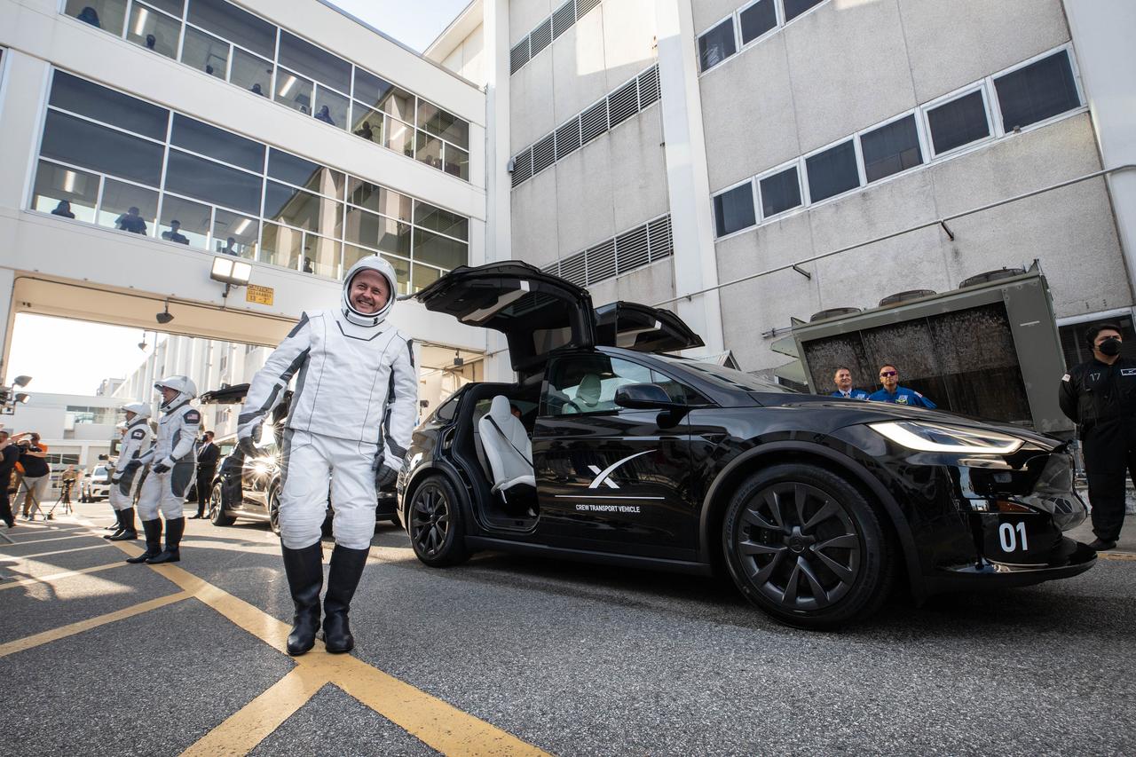 From right to left NASA astronauts Mike Fincke and Zena Cardman, along with JAXA (Japan Aerospace Exploration Agency) astronaut Kimiya Yui and Roscosmos cosmonaut Oleg Platonov walk out of the Neil A. Armstrong Operations and Checkout Building at the agency’s Kennedy Space Center in Florida on Friday, Aug. 1, 2025, during the second attempt of NASA’s SpaceX Crew-11 mission to the International Space Station. The crew is scheduled to lift off aboard SpaceX’s Dragon spacecraft and Falcon 9 rocket for its second attempt at 11:43 a.m. EDT from Launch Complex 39A at NASA Kennedy.