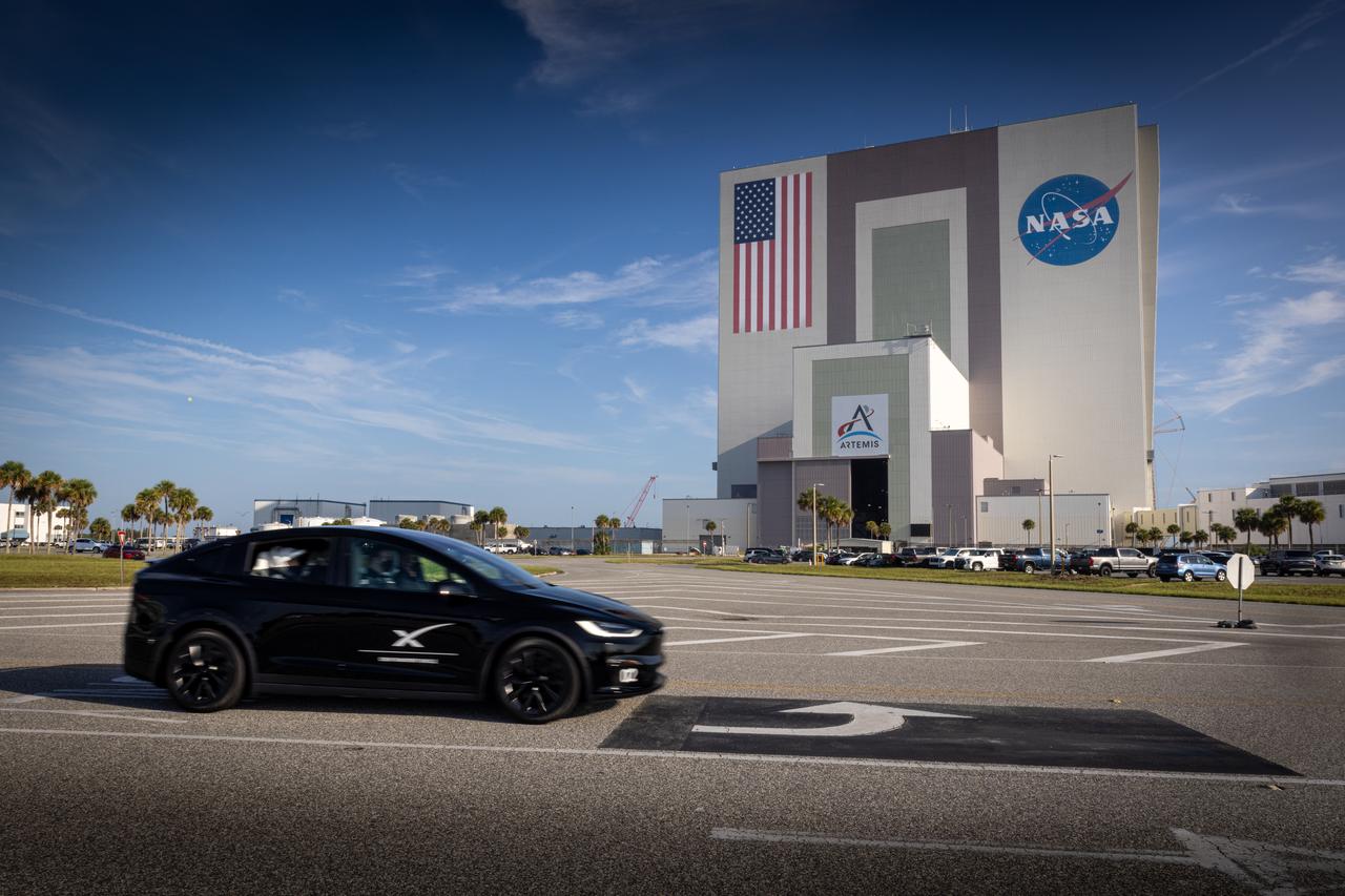 The convoy carrying NASA’s SpaceX Crew-11 makes the journey from the Neil A. Armstrong Operations and Checkout Building and drives passed the Vehicle Assembly Building on their way to Launch Complex 39A at NASA’s Kennedy Space Center in Florida ahead of launch during the second launch attempt of NASA’s SpaceX Crew-11 mission on Friday, Aug. 1, 2025. NASA astronauts Zena Cardman and Mike Fincke, along with JAXA (Japan Aerospace Exploration Agency) astronaut Kimiya Yui and Roscosmos cosmonaut Oleg Platonov, are scheduled to lift off aboard SpaceX’s Dragon spacecraft and Falcon 9 rocket to the International Space Station at 11:43 a.m. EDT.