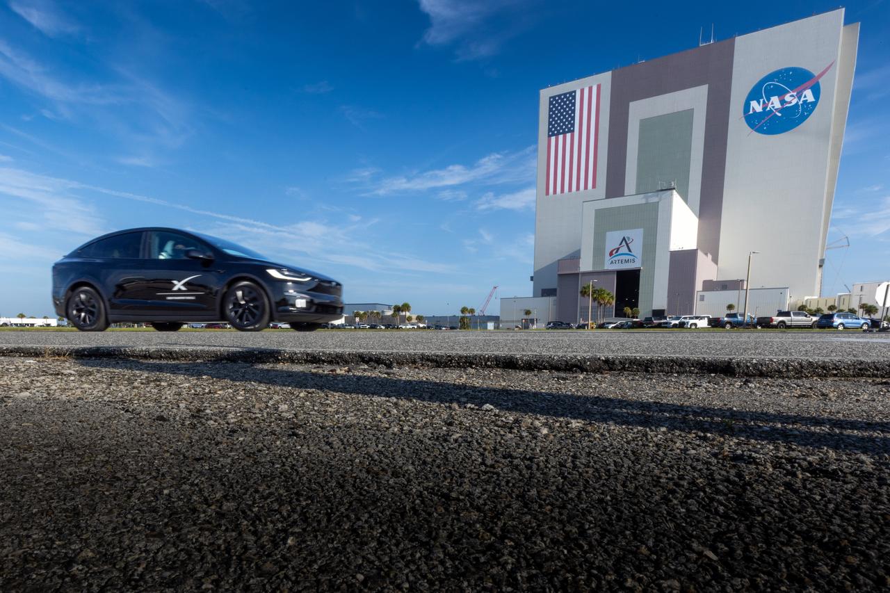 The convoy carrying NASA’s SpaceX Crew-11 makes the journey from the Neil A. Armstrong Operations and Checkout Building and drives passed the Vehicle Assembly Building on their way to Launch Complex 39A at NASA’s Kennedy Space Center in Florida ahead of launch during the second launch attempt of NASA’s SpaceX Crew-11 mission on Friday, Aug. 1, 2025. NASA astronauts Zena Cardman and Mike Fincke, along with JAXA (Japan Aerospace Exploration Agency) astronaut Kimiya Yui and Roscosmos cosmonaut Oleg Platonov, are scheduled to lift off aboard SpaceX’s Dragon spacecraft and Falcon 9 rocket to the International Space Station at 11:43 a.m. EDT.